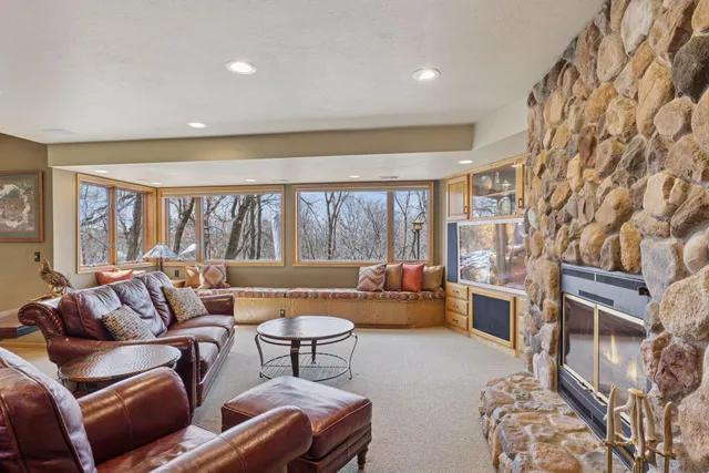 $950,000 | 6287 Crackleberry Trail, Woodbury, MN 55129
