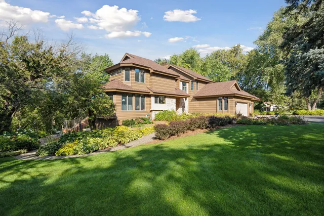 $950,000 | 6287 Crackleberry Trail, Woodbury, MN 55129