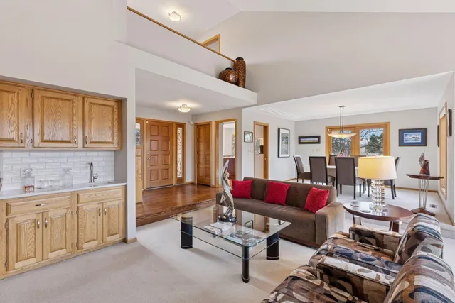 $950,000 | 6287 Crackleberry Trail, Woodbury, MN 55129