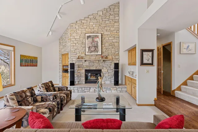 $950,000 | 6287 Crackleberry Trail, Woodbury, MN 55129