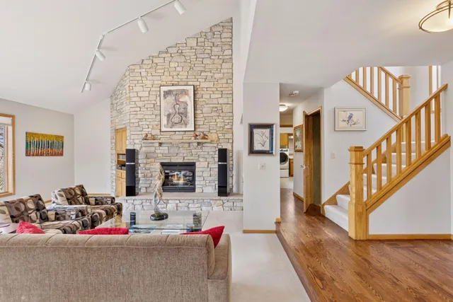 $950,000 | 6287 Crackleberry Trail, Woodbury, MN 55129