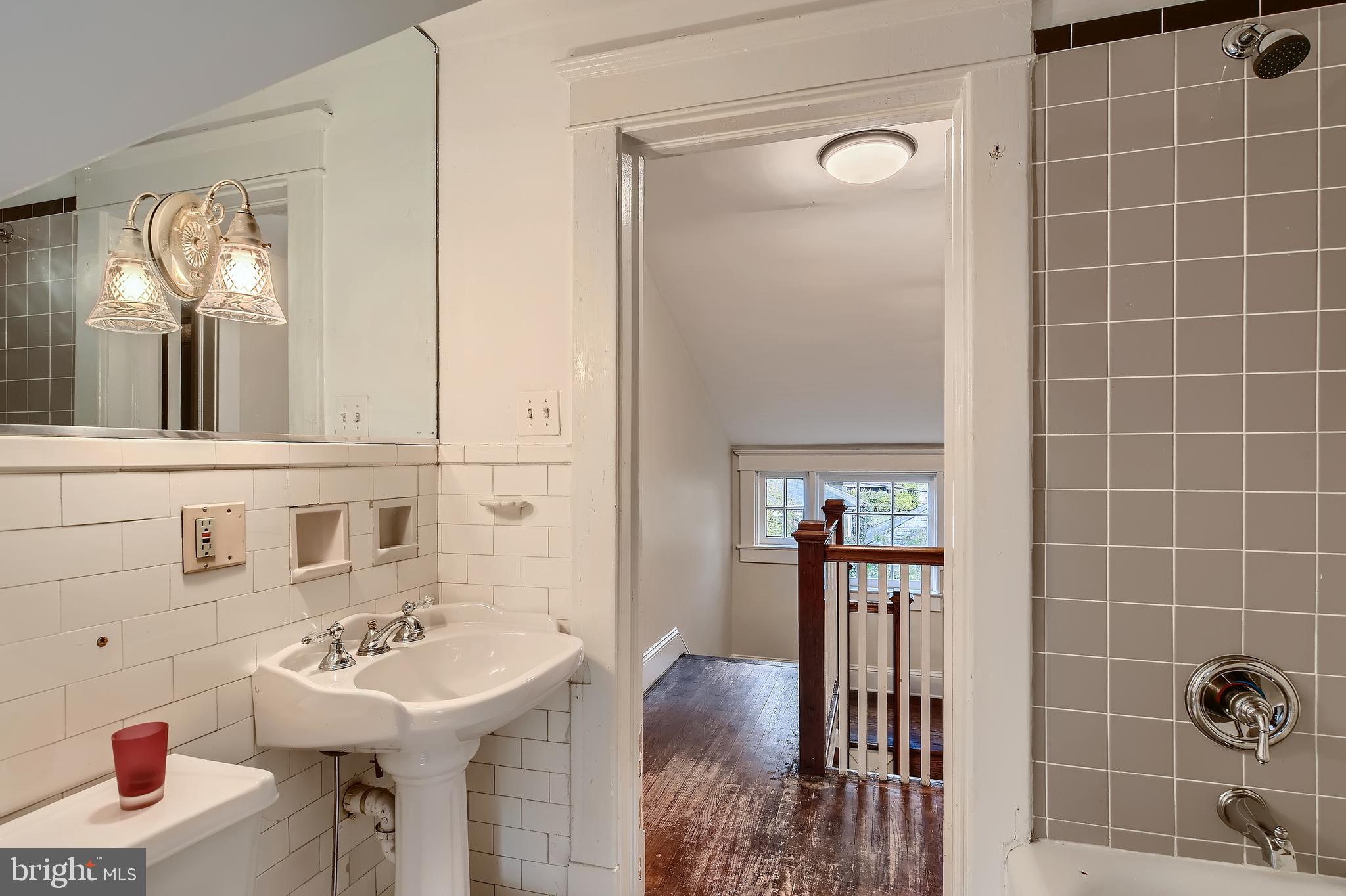 5003 Falls Rd Terrace Baltimore, MD 21210 - Photo 23 of 28 3rd floor bath with new floor