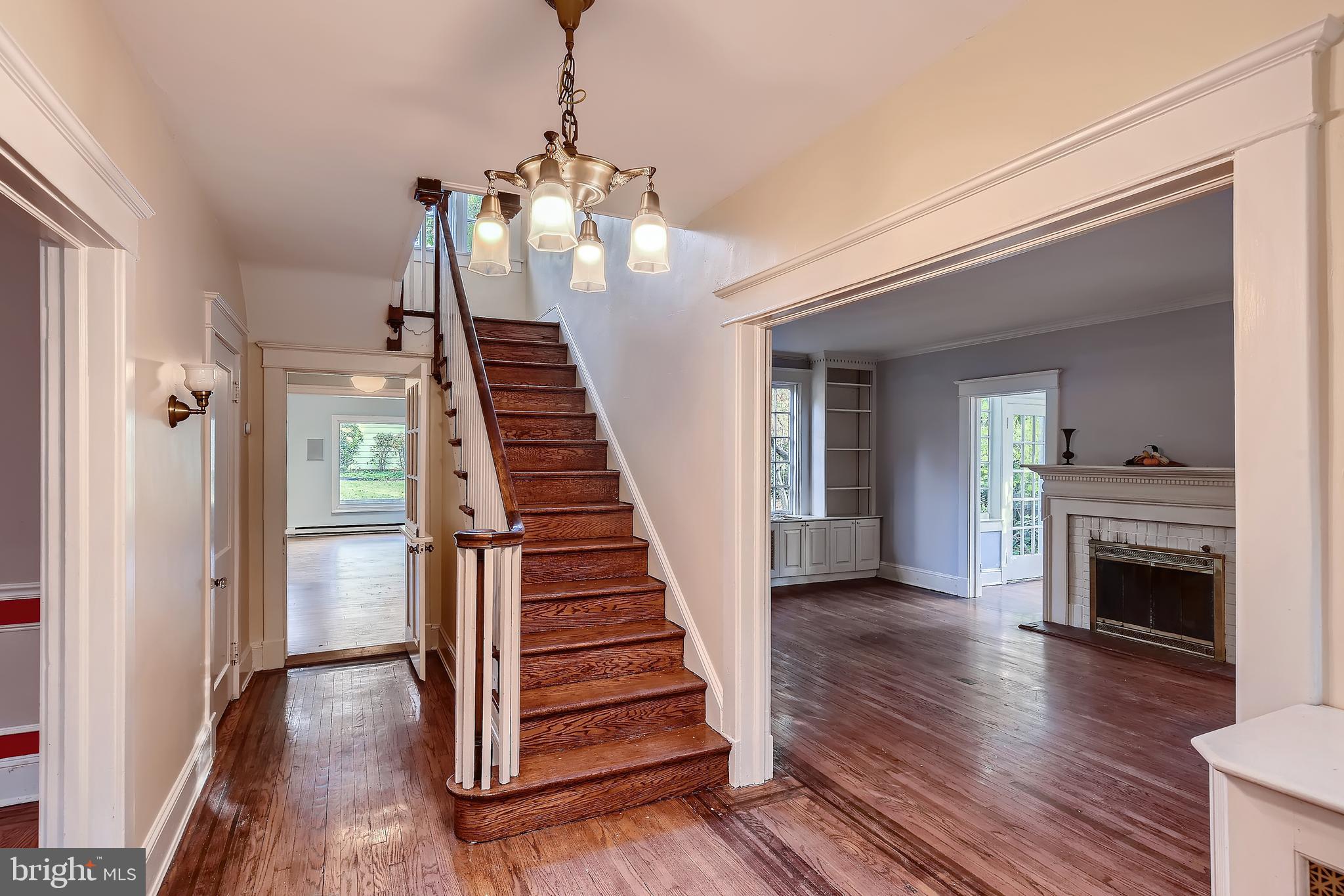 5003 Falls Rd Terrace Baltimore, MD 21210 - Photo 4 of 28 Gracious center hall