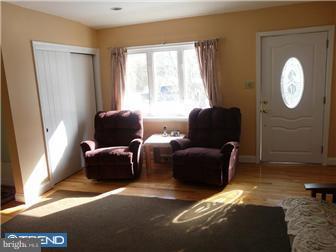17 Raymond Road Broomall, PA 19008 - Photo 6 of 11 Family Room