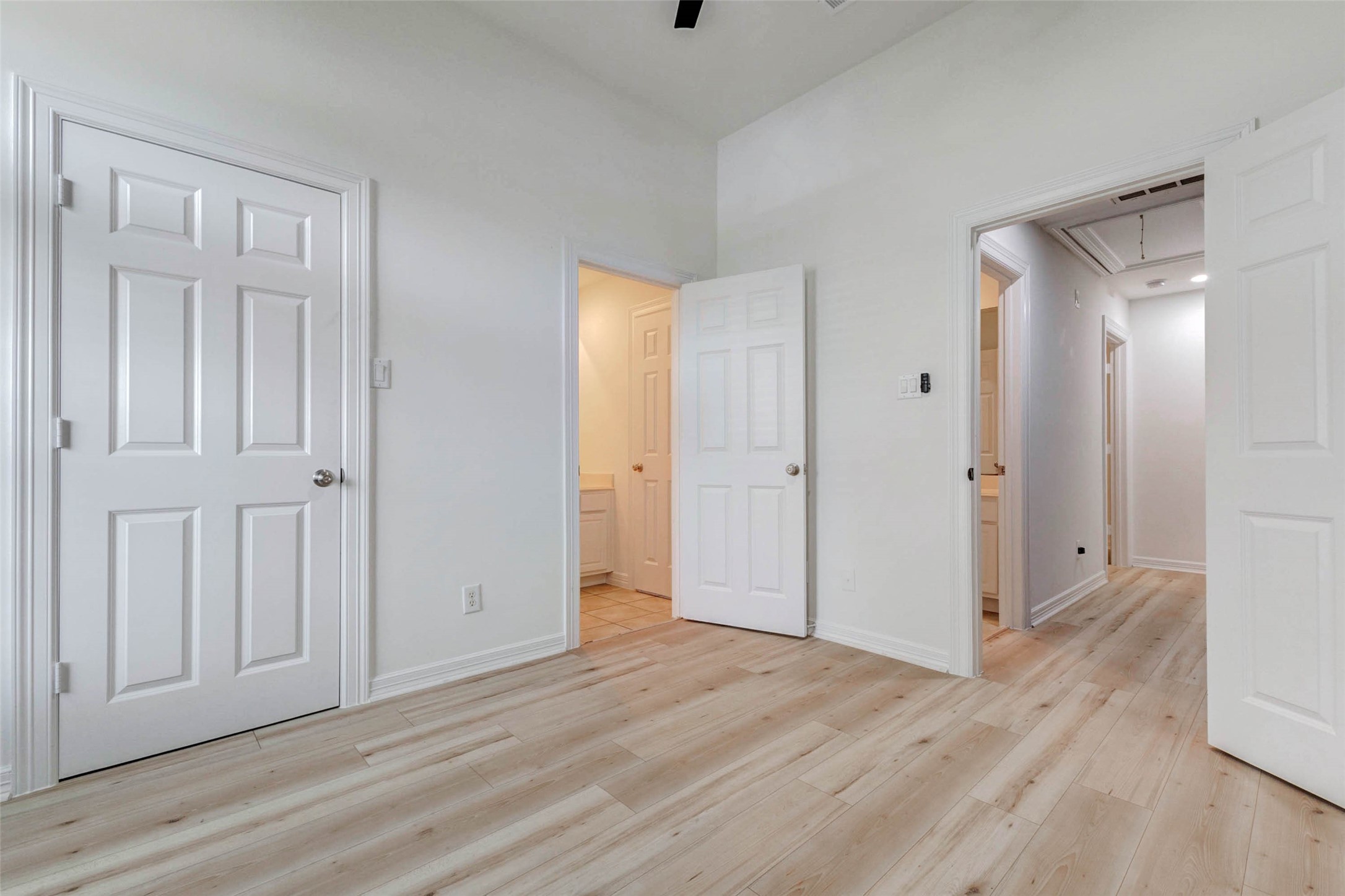 2706 Ridgeglen Lane Houston, TX 77082 - Photo 14 of 20 Secondaory bedrooms have a hollywood bathroom set up