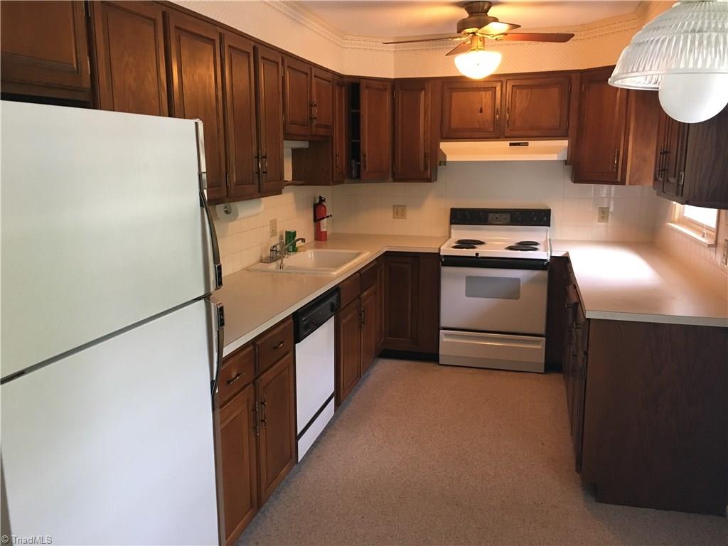 2711 Reynolda Road, Unit D8 Winston-Salem, NC 27106 - Photo 5 of 11 Gallery Image 5