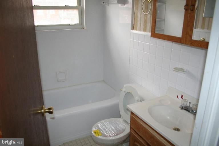548 Brisbane Road Baltimore, MD 21229 - Photo 1 of 6 Bath #1