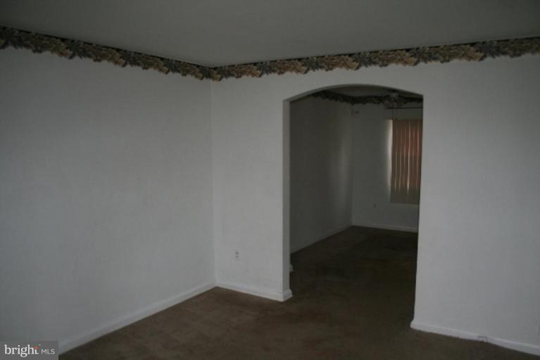 548 Brisbane Road Baltimore, MD 21229 - Photo 4 of 6 Living Room