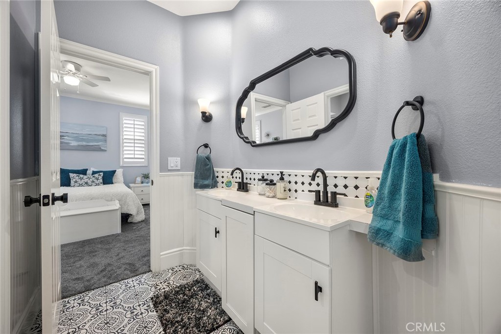 16 Kempton Lane Ladera Ranch, CA 92694 - Photo 45 of 60 Shared bath for upstairs bedrooms #2 and #3.