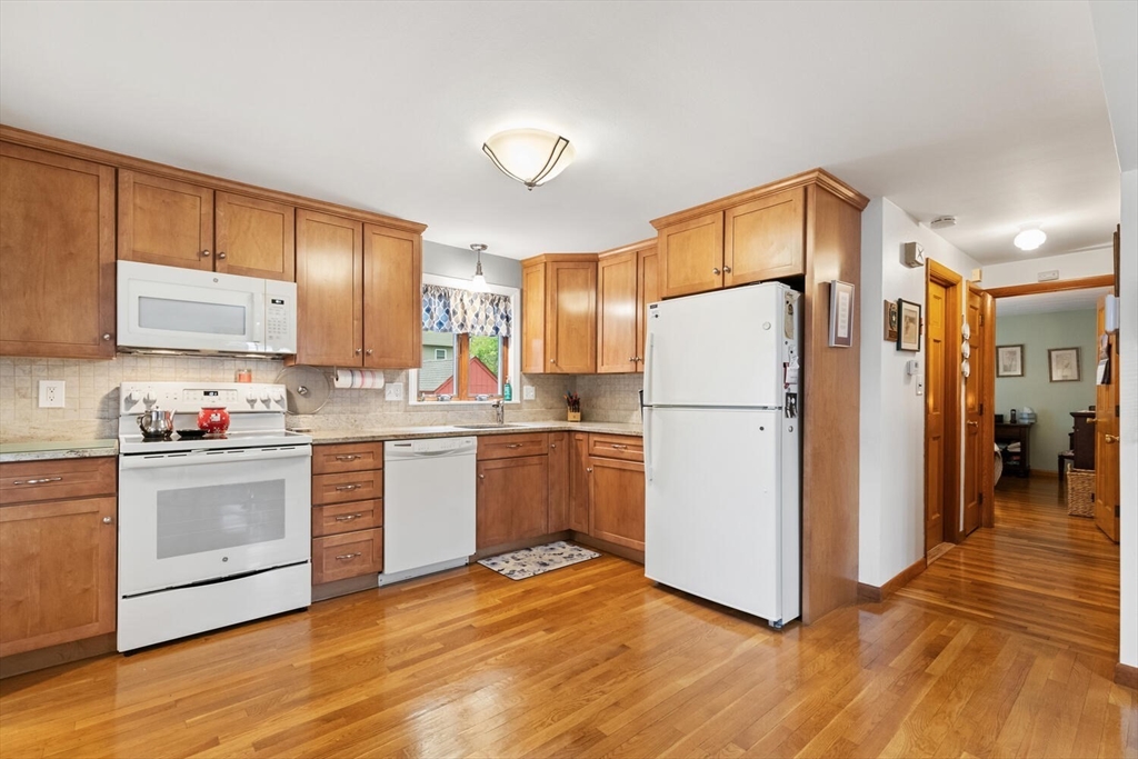 25 Grove Street Billerica, MA 01821 - Photo 5 of 35 Gallery Image 5