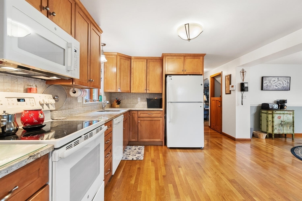 25 Grove Street Billerica, MA 01821 - Photo 7 of 35 Gallery Image 7