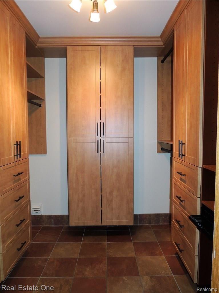 2199 Crystal Drive Rochester, MI 48309 - Photo 21 of 43 Master Closet