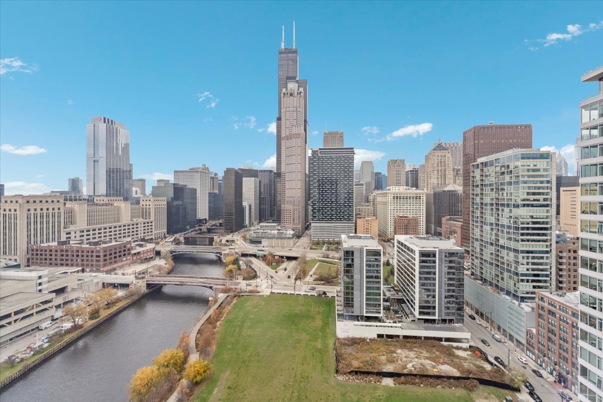 234 West Polk Street, Unit 3612 Chicago, IL 60607 - Photo 19 of 39 a view of balcony with city view