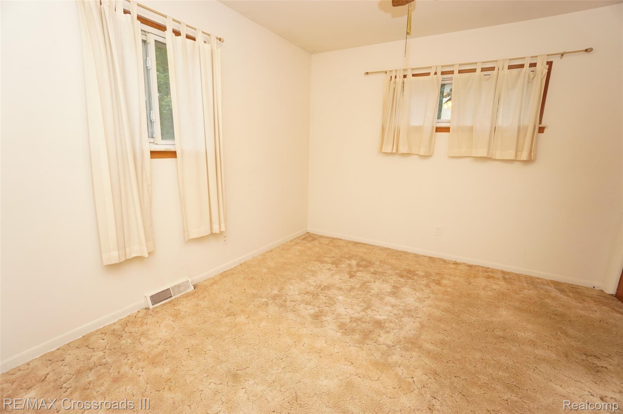 17160 Renton Road Belleville, MI 48111 - Photo 5 of 17 DSC04634.JPG