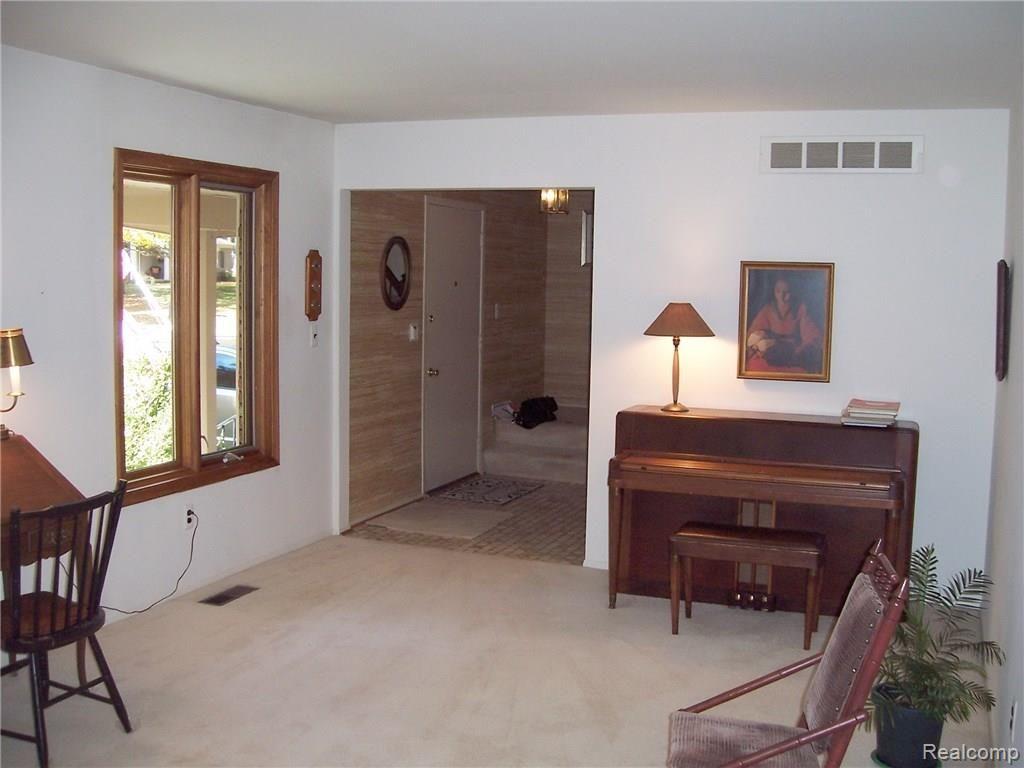 3572 Salem Road Troy, MI 48084 - Photo 5 of 19 Living Room