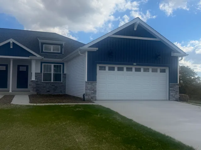 $389,900 | 512 Golf Drive, Jefferson, WI 53549