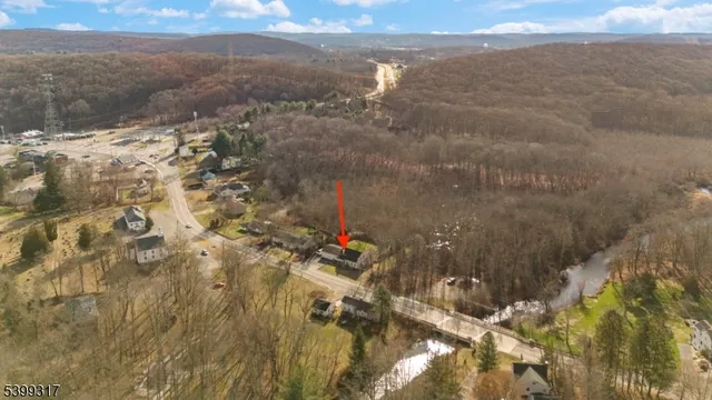 a view of a yard of a building