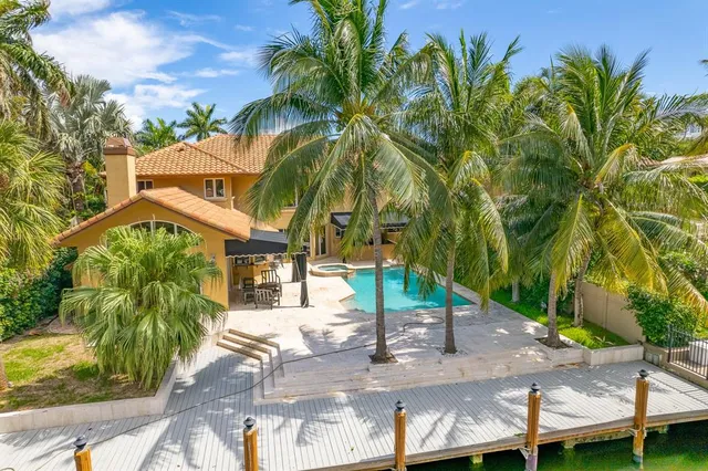 a view of outdoor space yard and porch