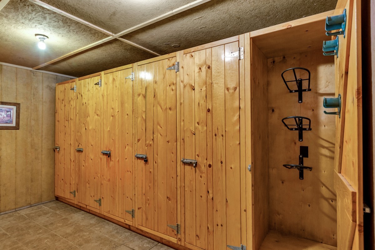 477 Holt Hollow Road Prospect, TN 38477 - Photo 27 of 34 a view of a walk in closet