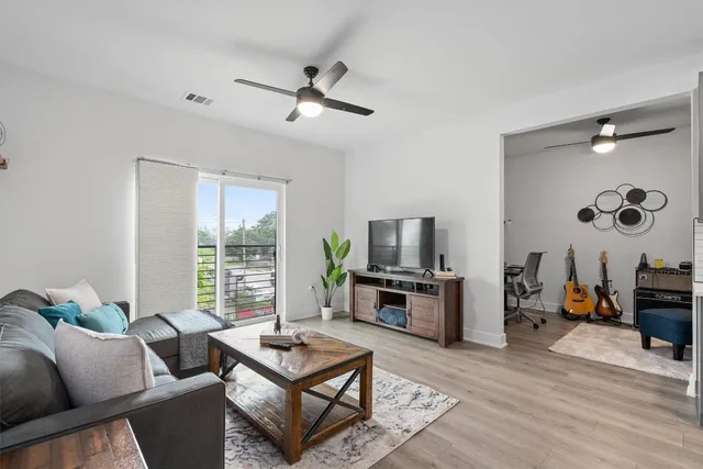 $2,100 | 2220 Webberville Road, Unit 323, Austin, TX 78702