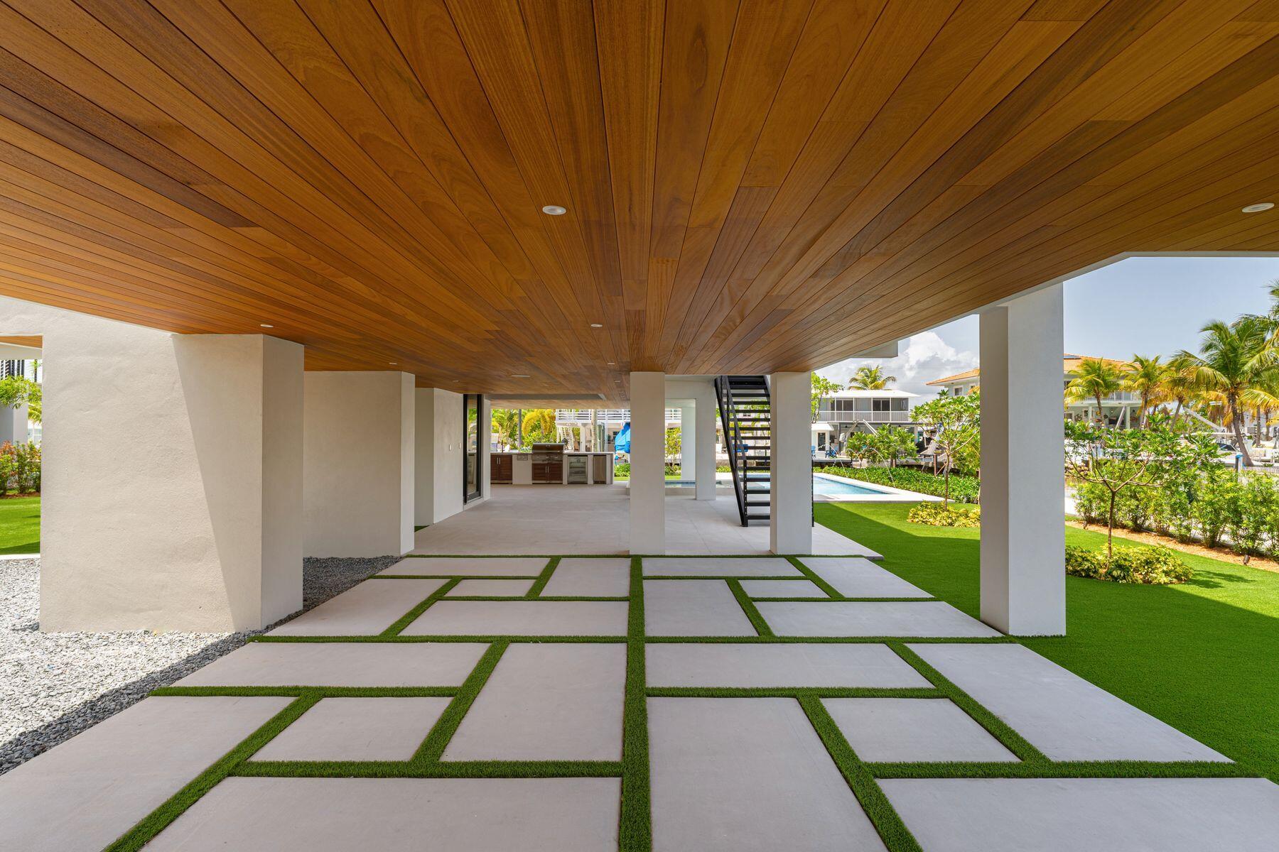 301 Buttonwood Circle, Unit B Key Largo, FL 33037 - Photo 9 of 40 a view of a backyard