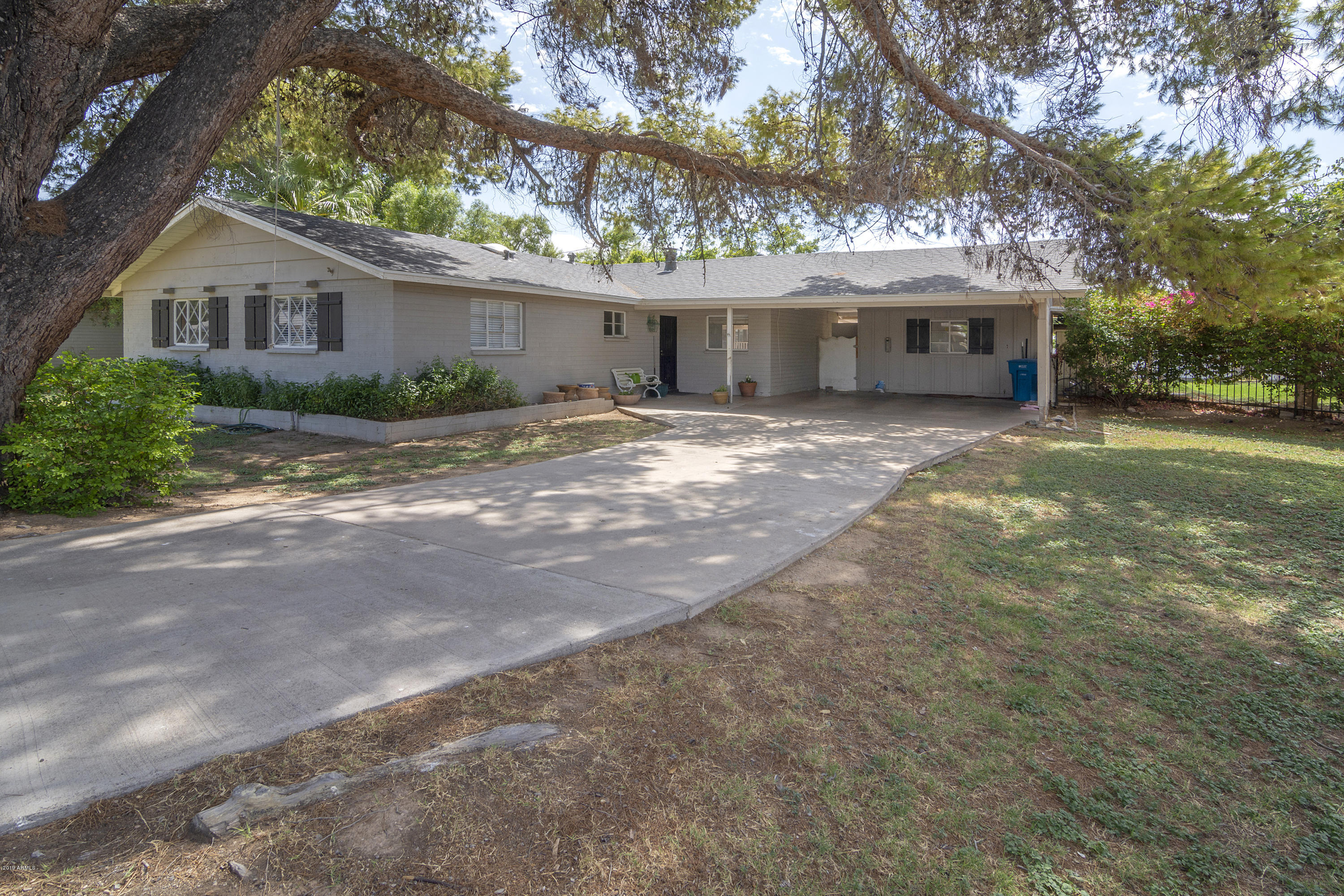 301 East Royal Palm Road Phoenix, AZ 85020 - Photo 1 of 19 Front Drive