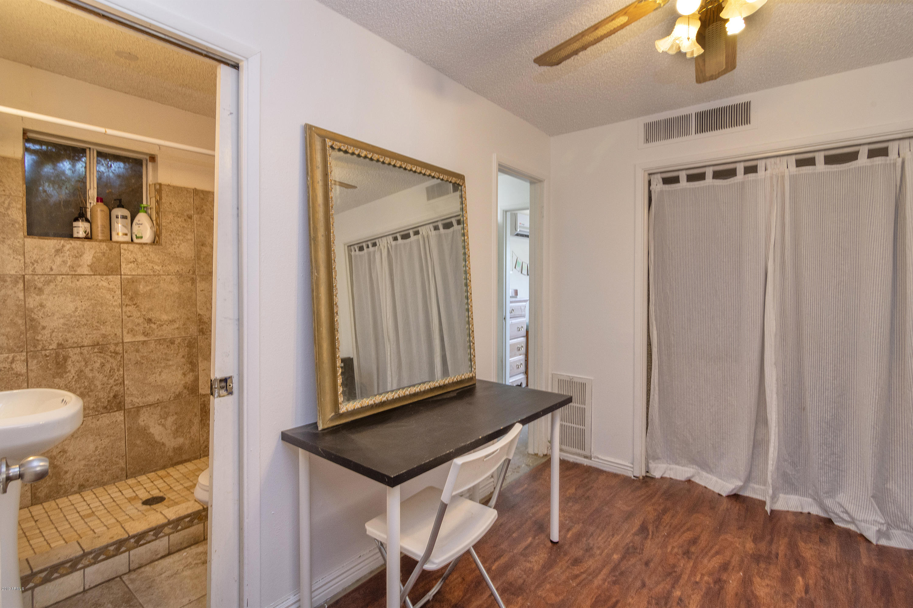 301 East Royal Palm Road Phoenix, AZ 85020 - Photo 16 of 19 Guest Suite Bath