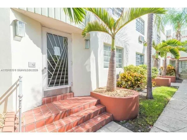 $1,800 | 817 Meridian Avenue, Unit 4, Miami Beach, FL 33139
