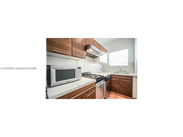 $1,800 | 817 Meridian Avenue, Unit 4, Miami Beach, FL 33139