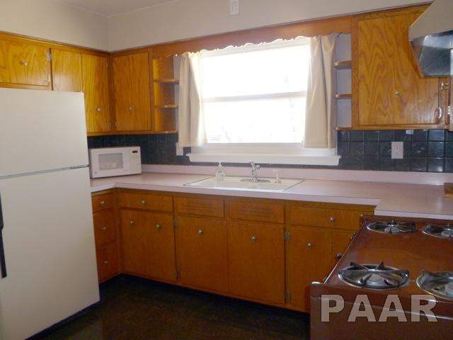 3913 North Wilkins Road Peoria, IL 61615 - Photo 4 of 11 Gallery Image 4
