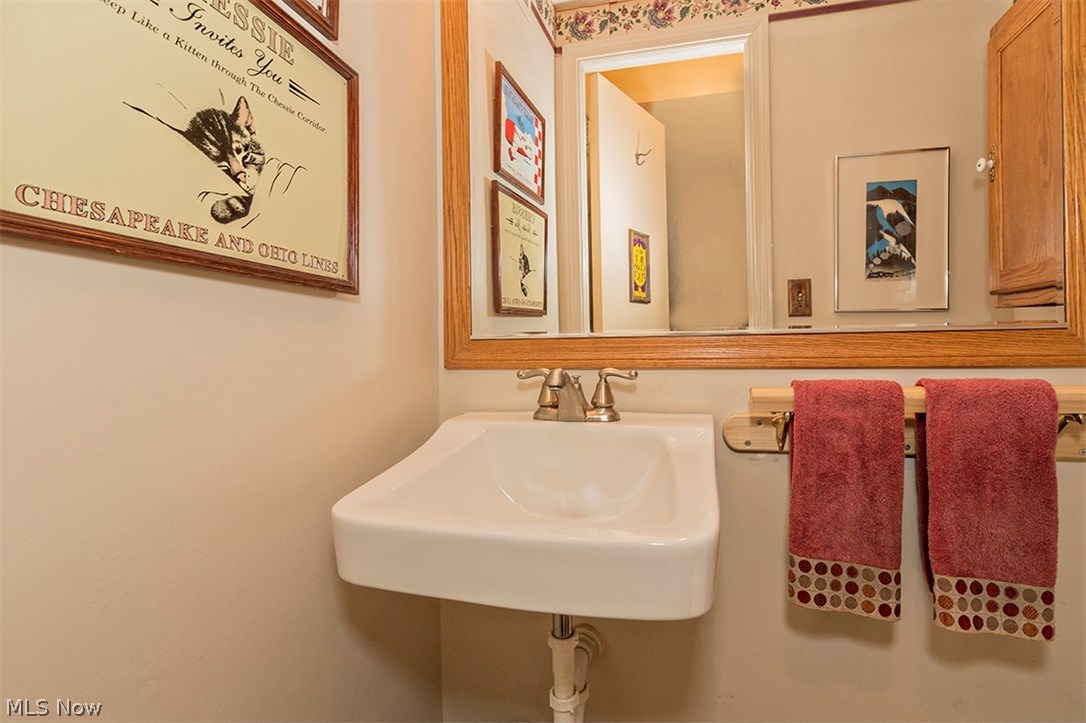 5251 East Farnhurst Road Cleveland, OH 44124 - Photo 9 of 32