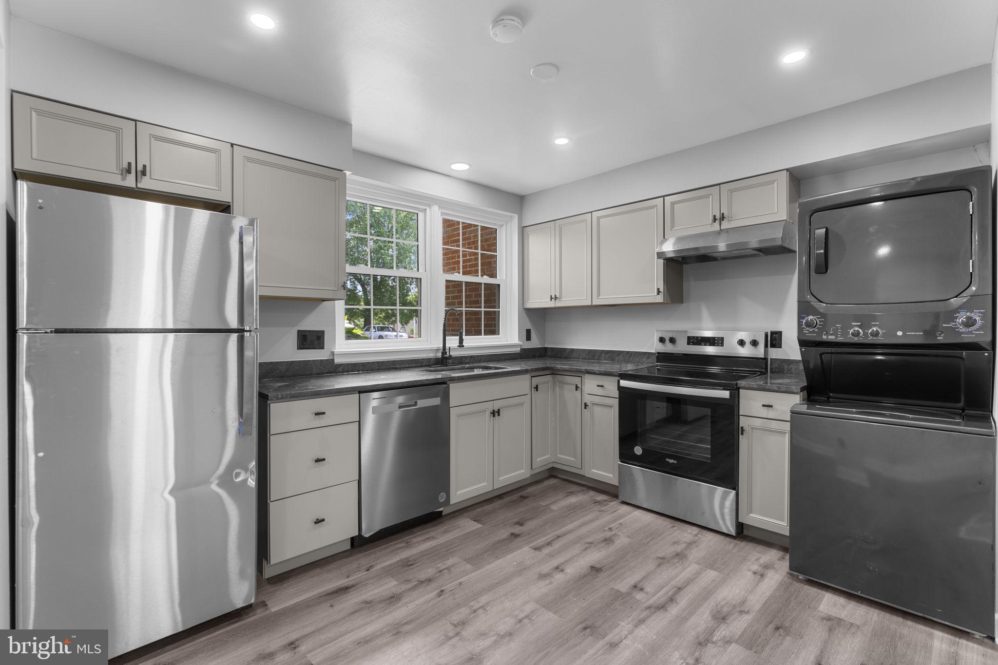 1044 A Ramsgate Court Sterling, VA 20164 - Photo 4 of 20 a kitchen with granite countertop a refrigerator stove and sink