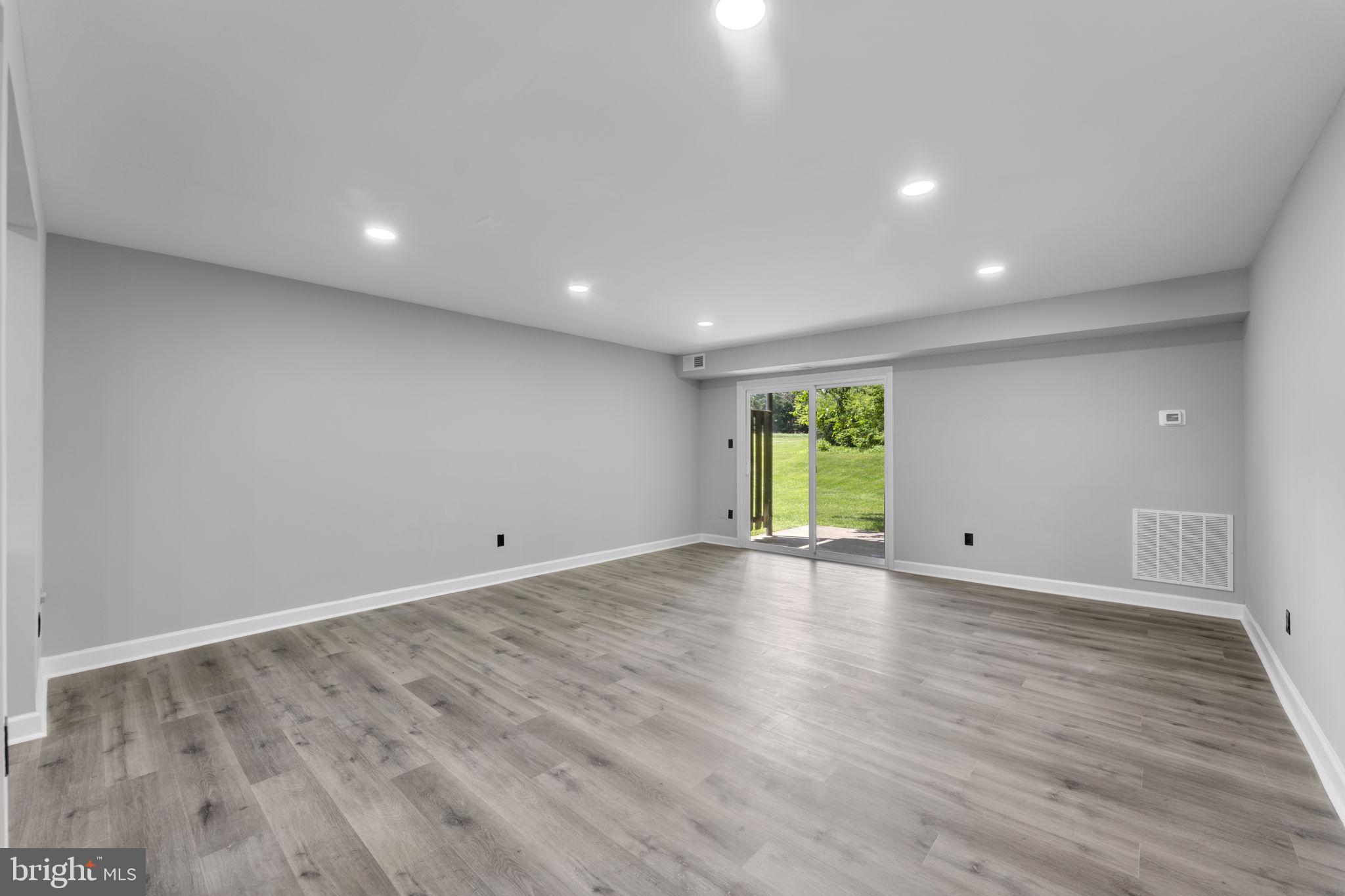 1044 A Ramsgate Court Sterling, VA 20164 - Photo 6 of 20 a view of room and window