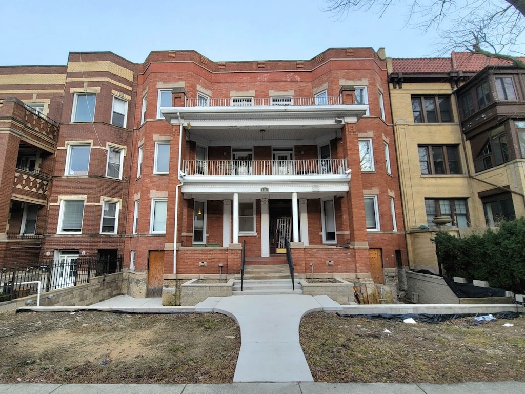 6713 North Sheridan Road, Unit 2N Chicago, IL 60626 - Photo 1 of 20 a front view of a residential apartment building with a yard and potted plants