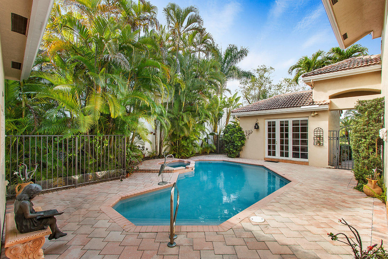 7110 Islegrove Place Boca Raton, FL 33433 - Photo 28 of 39 Courtyard and Pool