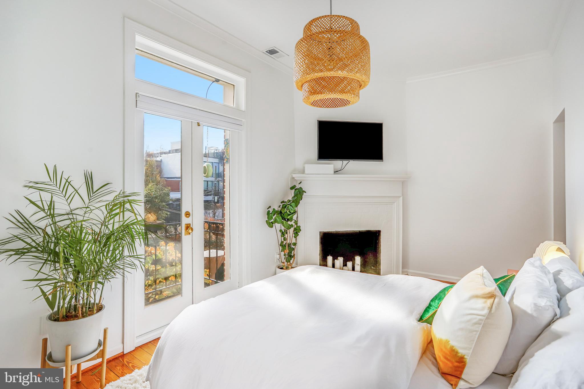 1820 Kalorama Road Northwest, Unit 4 Washington, DC 20009 - Photo 7 of 35 Decorative fireplace