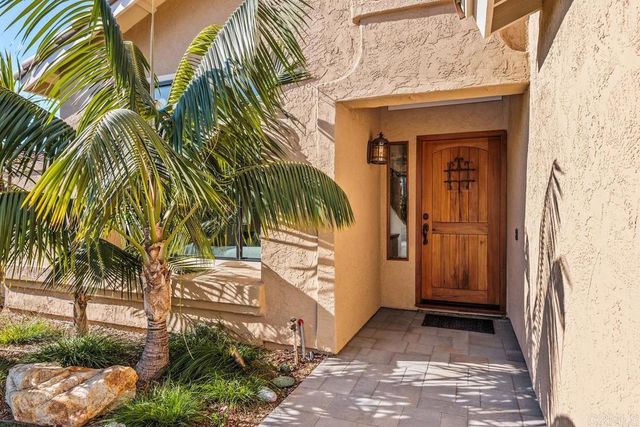 a view of a entrance to the house