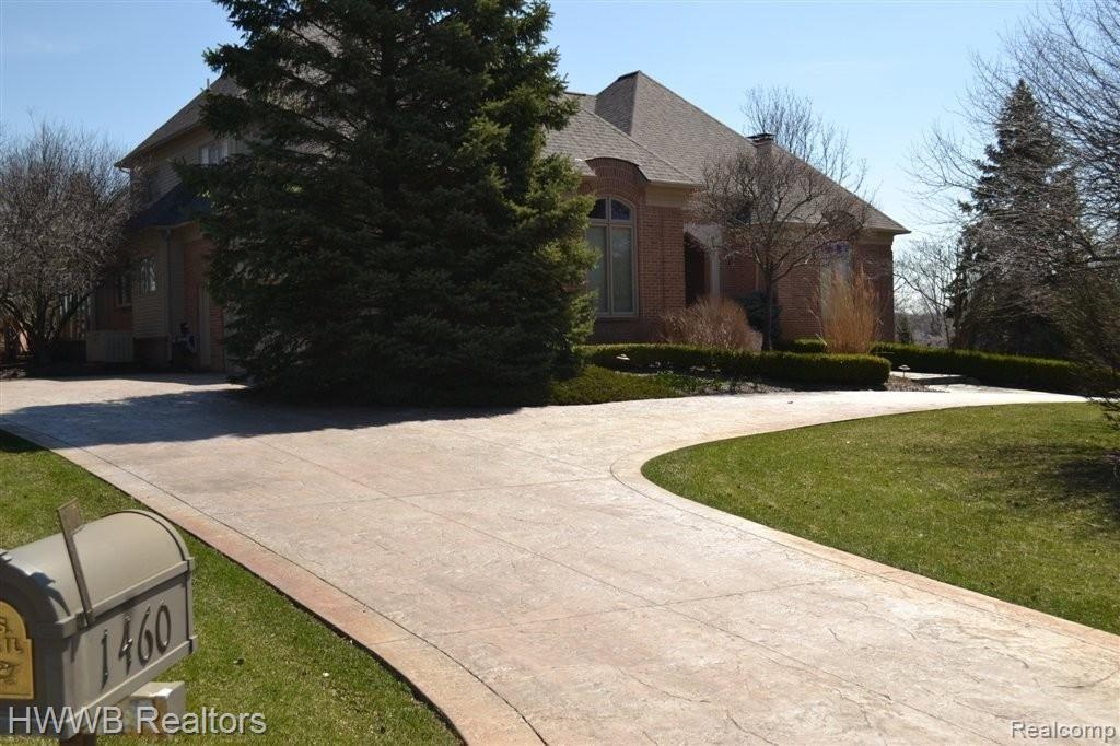 1460 Highpoint Court Rochester, MI 48306 - Photo 2 of 24 Circular Stamped Concrete Drive