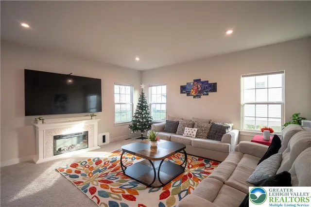 $619,999 | 1064 Woodmont Lane, Catasauqua, PA 18032