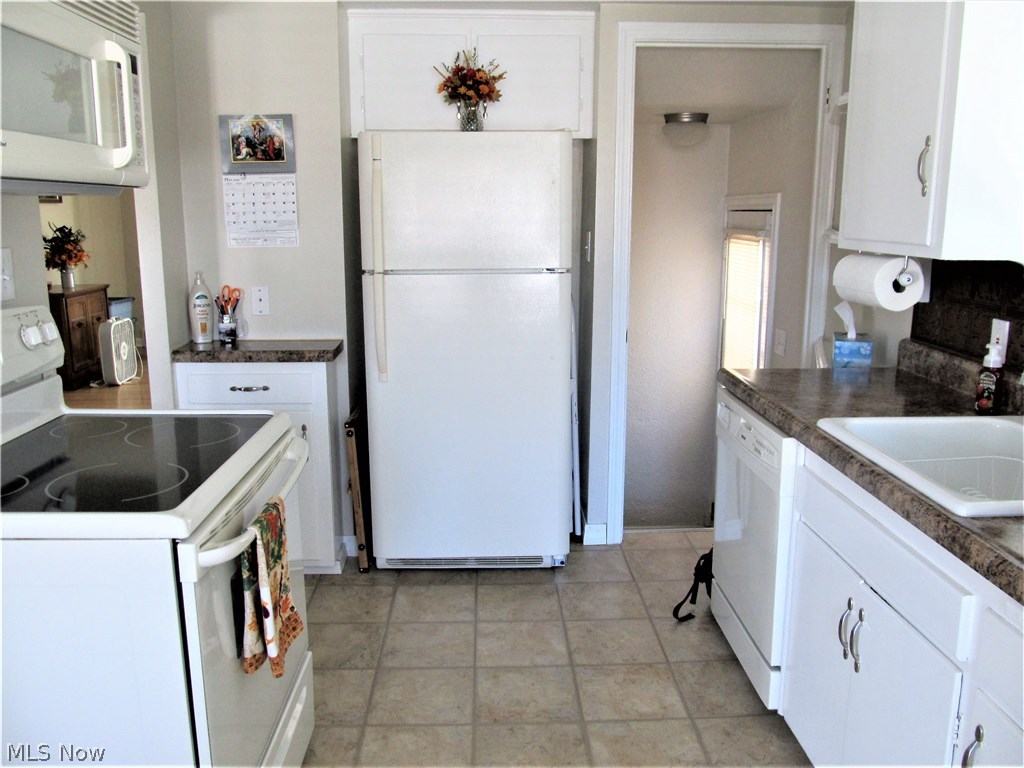 4149 Stilmore Road Cleveland, OH 44121 - Photo 8 of 25 Kitchen