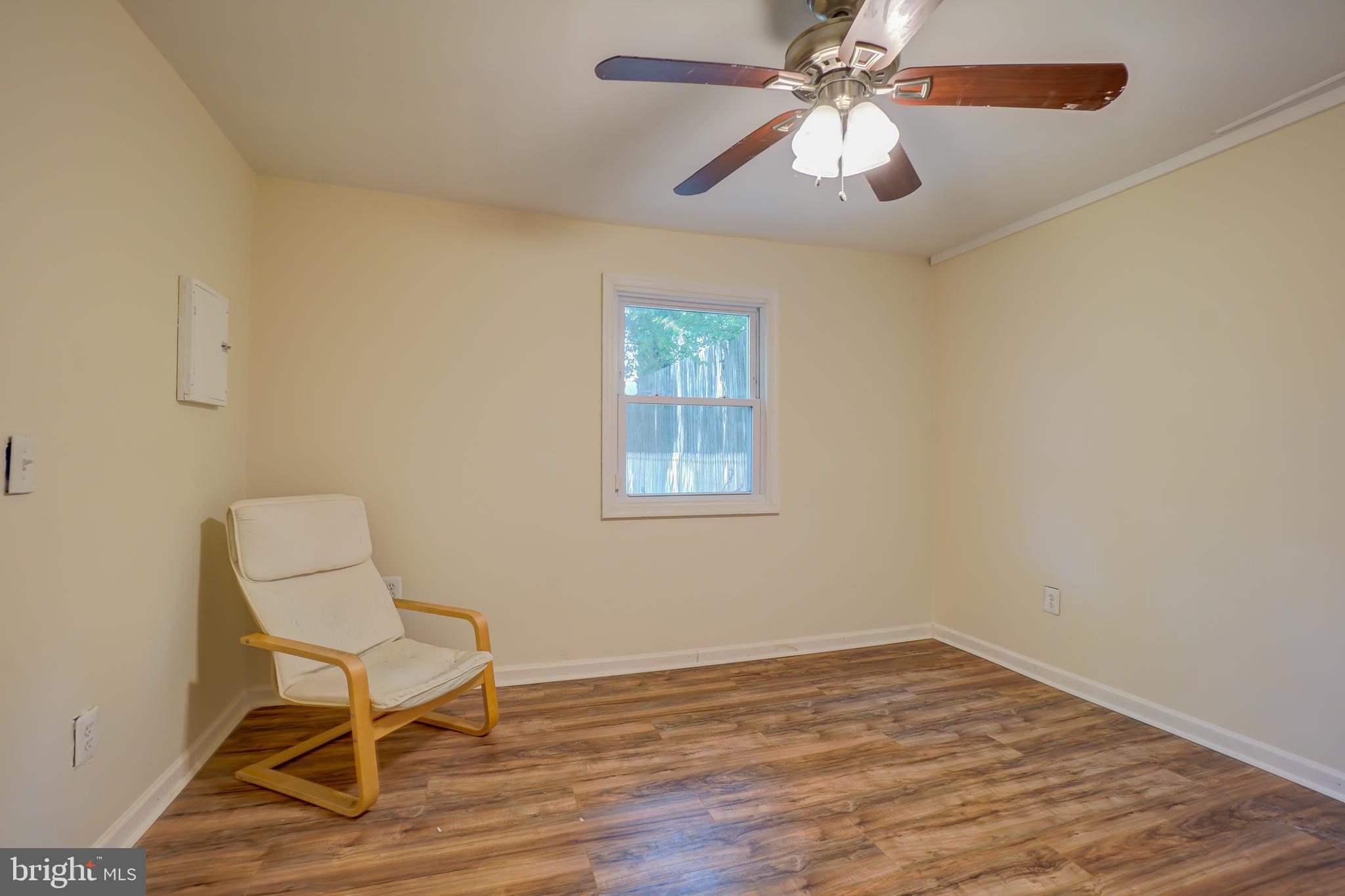 628 Four Mile Road Alexandria, VA 22305 - Photo 11 of 29 a chair and a table in a room