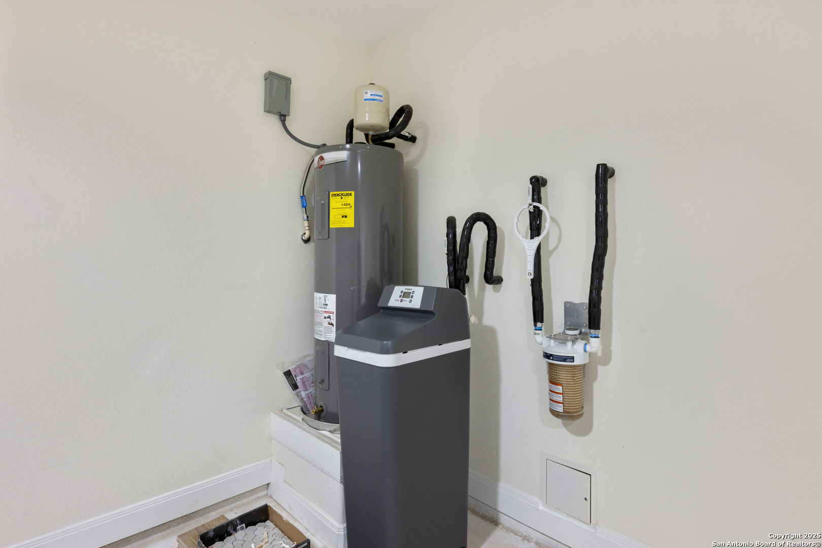 32 Trophy Lane Poteet, TX 78065 - Photo 26 of 47 a bathroom with a sink and mirror
