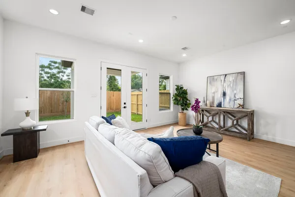 $2,600 | 5516 Hardy Street, Houston, TX 77009