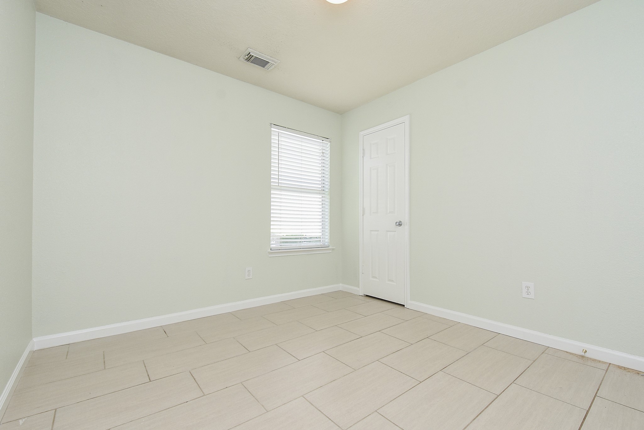29323 Hickory Terrace Drive Spring, TX 77386 - Photo 23 of 32 Second bedroom nestled in-between primary and tertiary bedroom.