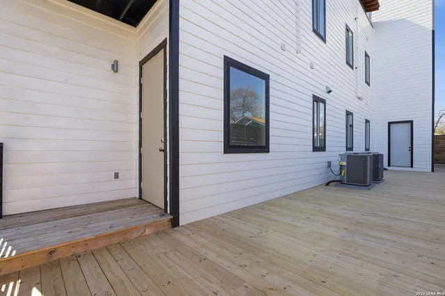 a view of an entryway of the house