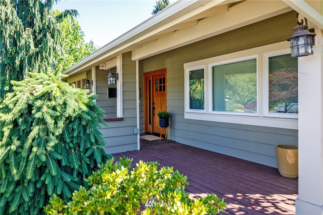 313 Heather Road Everett, WA 98203 - Photo 3 of 36