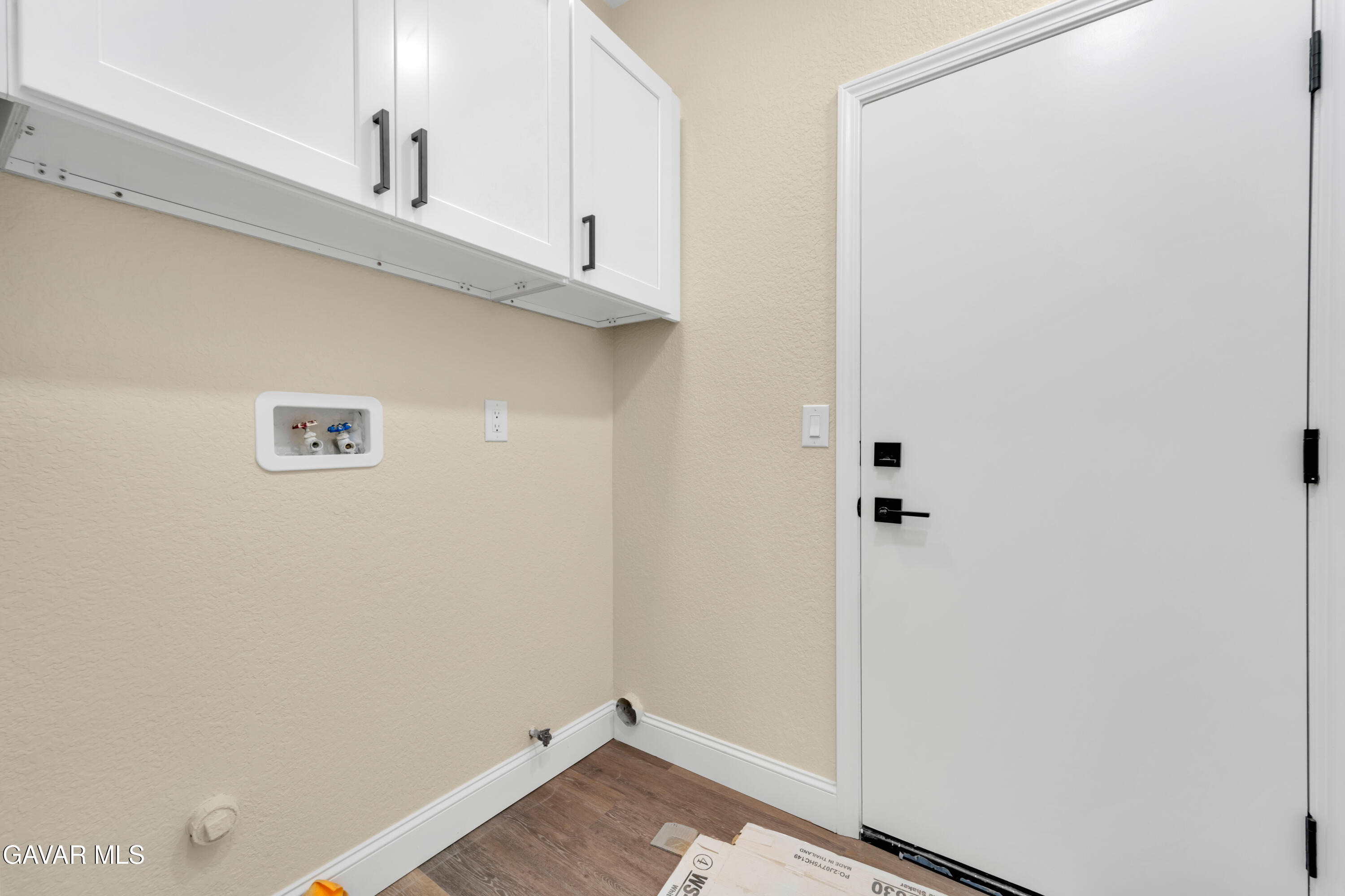 43323 Honeybee Lane Lancaster, CA 93536 - Photo 20 of 32 a view of a hallway with closet