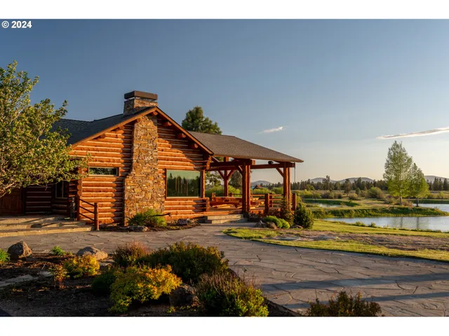 a view of a house with outdoor space