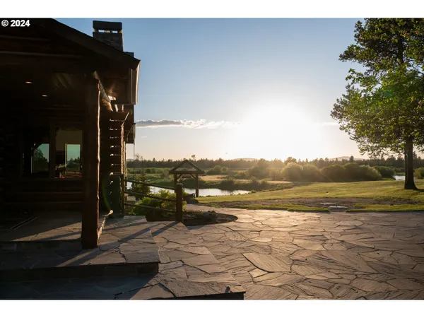 a view of a back yard