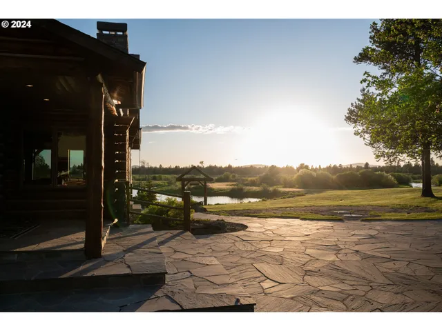 a view of a back yard